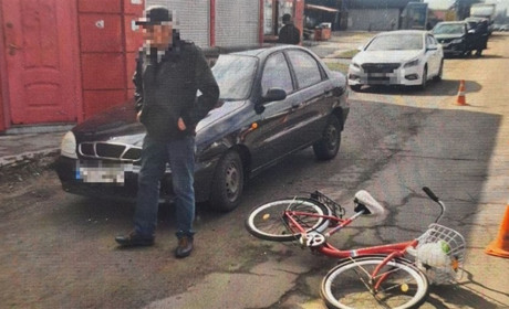 У Переяславі велосипедистка травмувалася, в'їхавши у відчинені двері авто: хроніка поліції