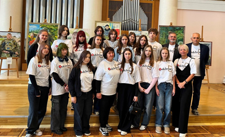 Коли мистецтво стає пам’яттю: у Хмельницькій філармонії відкрили виставку Слава Героям! Хмельниччина