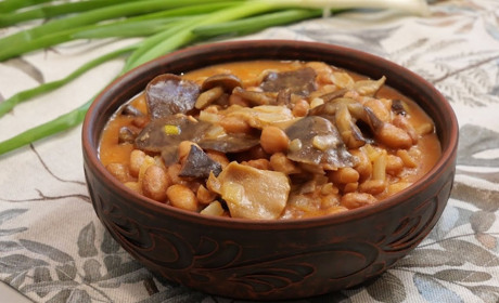 Рецепт дня: квасоля з грибами в сметанному соусі