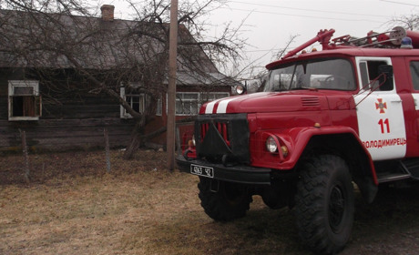 Щоб врятувати від знищення житловий будинок у Володимирці, вогнеборці відключили електрику