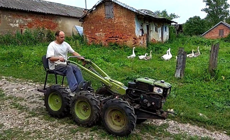 У селі Юринці п'яний чоловік сів за кермо мотоблока. Тепер сплатить штраф