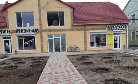 Бізнес на вкрадених квітах та кущах: у Біляївці затримали злодіїв, які обікрали міські клумби