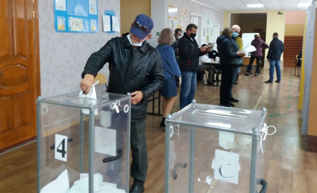 Як у Сватовому проходили вибори міського голови, депутатів рад та чому багато зіпсованих бюлетенів