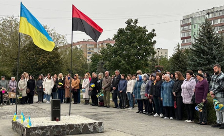 Пам'ятаємо ціну свободи... У Нетішині вшанували полеглих Захисників та Захисниць