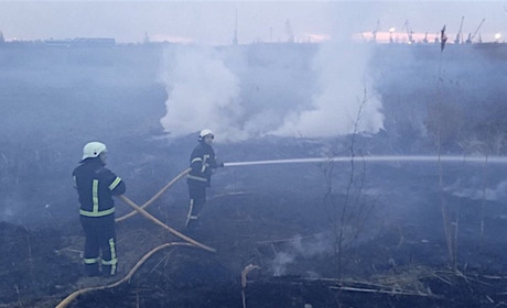 В Измаиле вновь вспыхнул камыш на озере Лебяжьем и возле села Дунайское