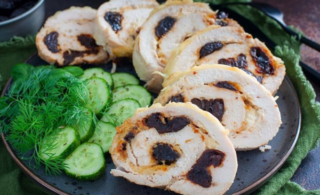 Рецепт дня: курячий рулет з чорносливом