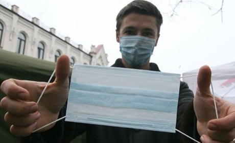 Ходити вулицями по двоє, а без документів та маски нікуди: Кабмін посилив карантинні обмеження