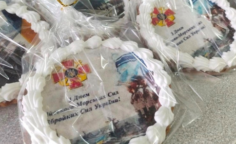 Команді катеру "Сміла" передали подарунки від смілян