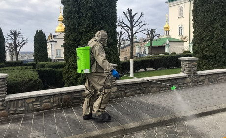 Рятувальники продезінфікували територію Почаївської Успенської лаври: відео