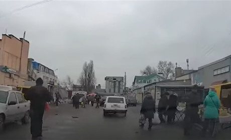 Що роблять російські солдати на Новокаховському ринку