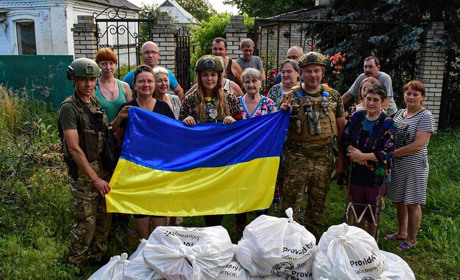 У Красногорівці роздали гуманітарні набори за півтора кілометра від окупованого села
