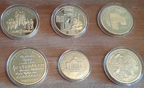 Золоті монети подружжя переселенців у Нетішині передало для ЗСУ