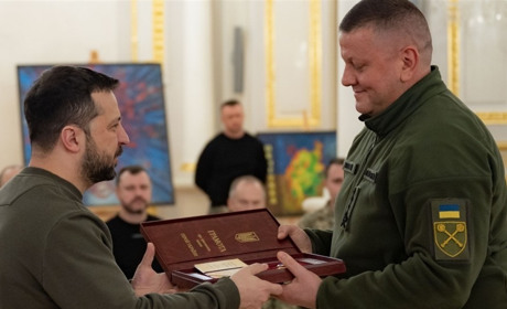 Зеленський вручив Залужному Зірку Героя, а ввечері люди вийшли на підтримку звільненого Головкома