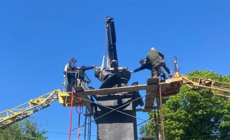 У Полтаві демонтували пам'ятник на місці відпочинку Петра І