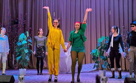 Весняний сезон відкрито: первомайські театрали презентували виставу для дітей