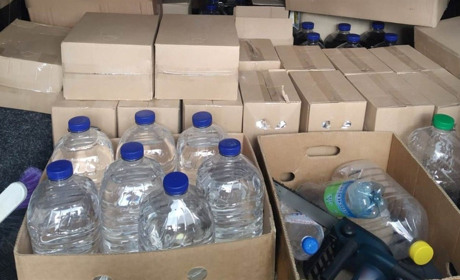 Поблизу Шостки затримали чоловіка, що перевозим без документів спиртне та цигарки