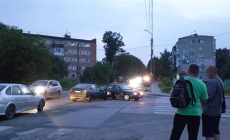 У Глухові пізно ввечері на перехресті сталася ДТП (ФОТО)