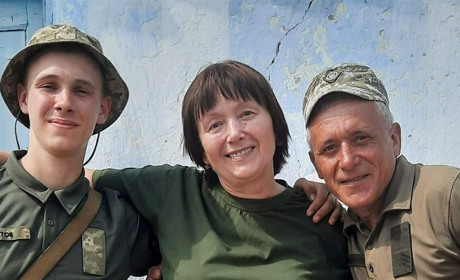 Вчителька фізики з Маяк допомагає ЗСУ на передовій. Військові для неї, мов рідні діти