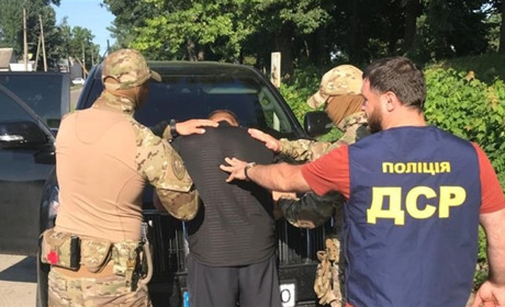 "Вибивали" долари начебто за співпрацю з поліцією: у Лозовій затримали чоловіків за вимагання грошей