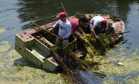 Сватівський Нептун та ще семеро сватівчан чистили річку Красну на човнах