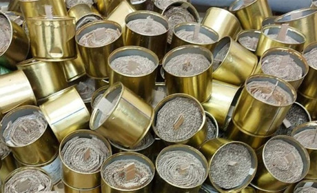 Волонтери Вараського міського центру реабілітації продовжують виготовляти окопні свічки бійцям