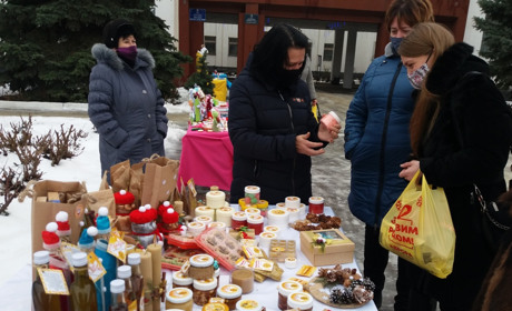 У Сватовому майстрині організували ярмарок для тих, хто ще не встиг купити новорічні подарунки
