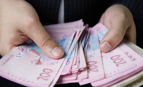 Чому під Ощадбанком у Корюківці вишиковуються черги та чути невдоволення людей