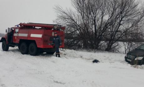 Сватівські рятувальники витягли зі снігового замету мікроавтобус
