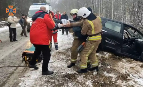 На дорозі Шостка-Кролевець сталось ДТП, рятувальникам довелось деблокувати водія (відео)