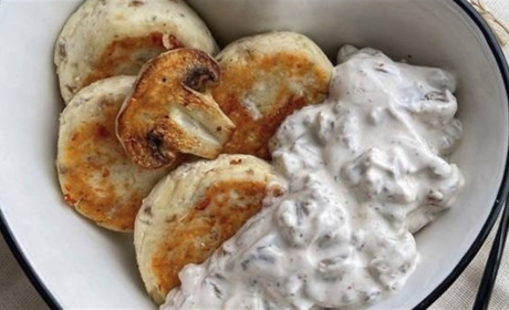 Рецепт дня: сирники з грибним соусом