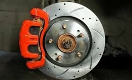 Замена тормозных дисков и колодок: особенности услуги