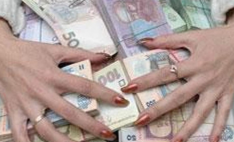 Нараховувала собі чужу зарплату: викрили головну бухгалтерку, що привласнила понад 1 300 000 грн