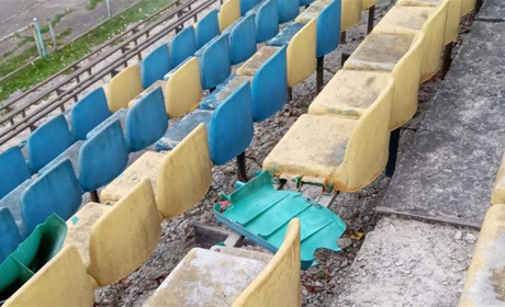 На стадіоні на Звягельщині вандали зламали стільці, знищили біотуалет і вирвали літери з вивіски