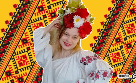 Наталія Маринець малює нитками по полотну яскраві українські обереги