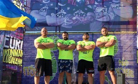 В итальянской Пизе мелитопольцу пришлось нести авто как коромысло