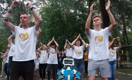 У дитячому таборі «Світлий» робот Верні привітав дітей з відкриттям ІІ зміни