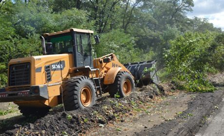 У Сватівському районі почали ремонтувати нову ділянку дороги Сватове-Містки: що вже зробили