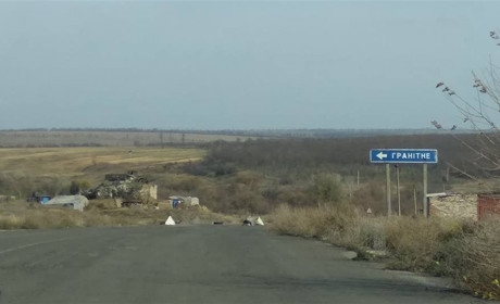 Зірвана опора, відремонтована дорога та понівечені будинки: фоторепортаж з Гранітного