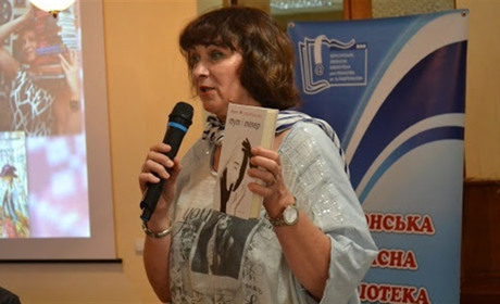 «Все, що зроблене, я забуваю, аби робити щось нове». Ірен Роздобудько в інтерв'ю блогеру з Херсона
