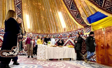 В Одесі в центрі міста встановили справжню казахську юрту: вона працює як пункт незламності