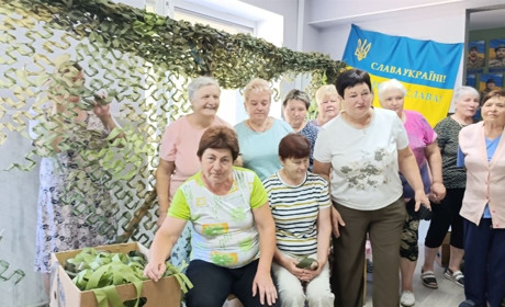 Кожен вузлик — це чиєсь врятоване життя: як жінки Знам'янки Другої плетуть маскувальні сітки