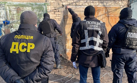 Викрито організовану злочинну групу, конфісковано кілька тисяч літрів фальсифікату