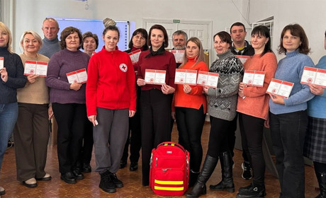 Освітян Старокостянтинівщини навчали рятувати життя: Червоний Хрест провів 6-годинний тренінг