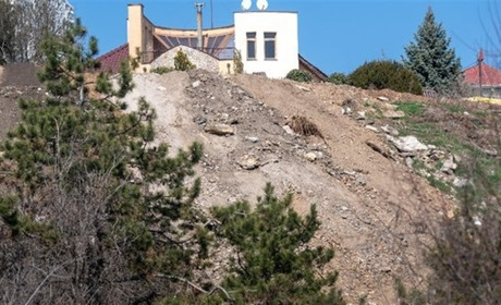 До прірви лише 4 метри: у Чорноморську будинки опинилися на межі обриву