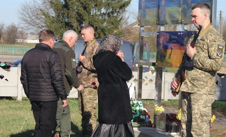 Пам’ять сильніша за смерть: у Жигалівці відкрили меморіальну дошку на честь полеглого воїна-земляка