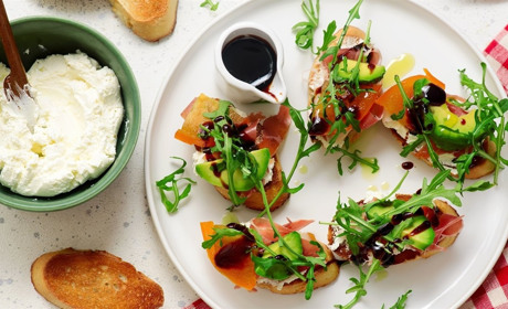 Рецепт дня: брускети з хамоном і хурмою