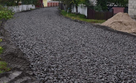 Поблизу сіл Жовкині та Луко підремонтували найбільш проблемні відрізки дороги. Це тимчасове покриття