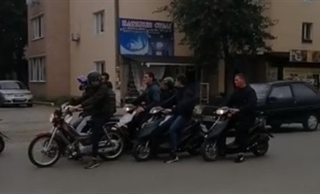 В Барі підлітки закрили мотосезон спільним заїздом та гучними сигналами