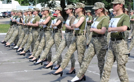 Военный парад на каблуках: креатив или сексизм?