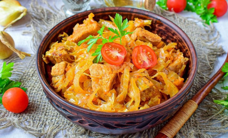 Рецепт дня: свинина, тушкована з капустою